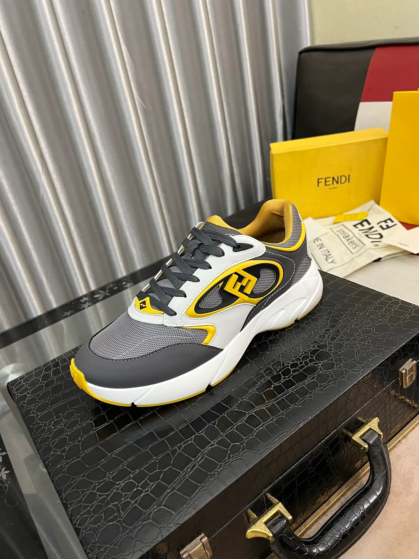 Men's Men's Shoes 💰760⌚️⌚️(Higher version) [Fendi] Fendi's latest casual shoes for men! Available at counters simultaneously! A one-to-one replica of the original. Made entirely of imported top-grain calfskin, the interior is made of top-grain water-dyed cowhide, and the original factory-supplied rubber outsole. Leading new fashion concepts. Matching code: 38-44. 45 can be customized and non-returnable! 3️⃣colors available